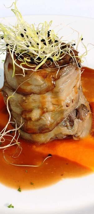 O Carne (para el 70% de los invitados) Solomillo ibérico con salsa de foie y crema de patata ahumada. Pescado (para el 30% de los invitados) Lomos de dorada con picada de tomate seco y almendras.
