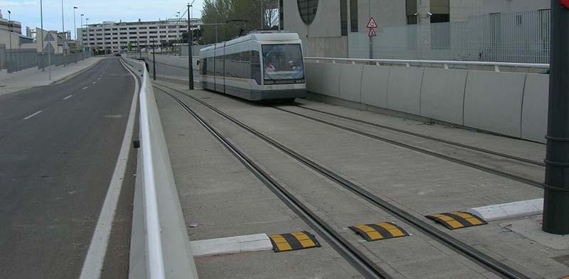 Longitudinals, quan bloquegen l entrada de vehicles no autoritzats a la plataforma mitjançant l impediment de les incorporacions laterals per canvi de carril.