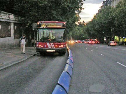 Inconvenients: Es dificulta l evacuació d un autobús avariat a través dels carrils de circulació contigus En casos de plataformes estretes, es poden crear friccions laterals entre la mateixa vorada i