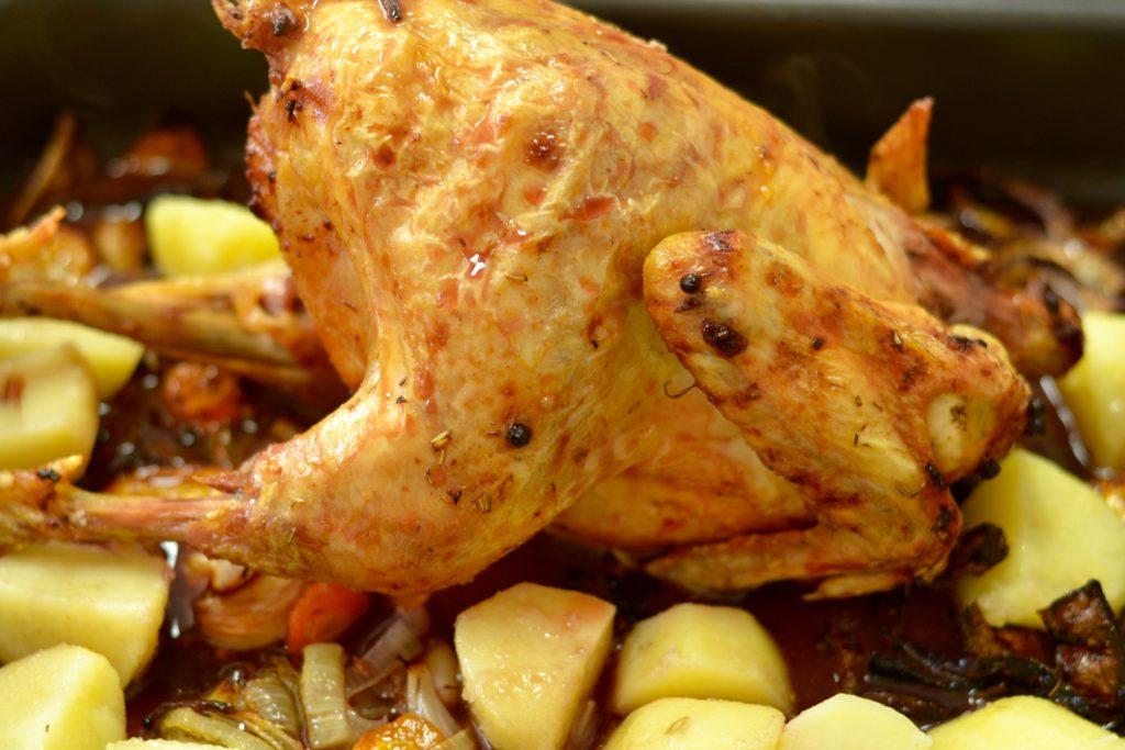 Hornea el pollo 20 minutos de cada lado, siguiendo con la otra pata, las pechugas y al final la espalda.
