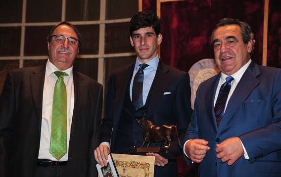 José Daniel Ruano recogió de manos de D. Rafael Sáinz el premio que lo reconocía como Al mejor peón de brega, y quiso dar las gracias al Jurado por haber confiado en mí.