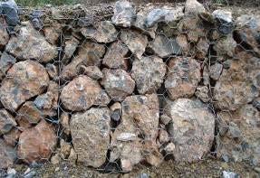 PERMEABLES: El gavión relleno, no contiene aglutinantes ni cementantes, quedando huecos entre las piedras disipando la energía del agua,