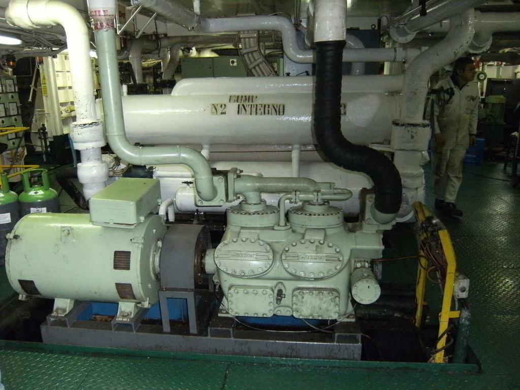 12 cilindros (425kW) Agua de mar enfriada casco y tubo condensador Válvula
