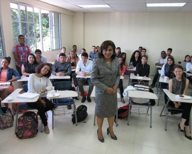 Juana Chue de Ramos, Coordinadora de Postgrado de la Facultad de Ciencias y Tecnología; ambas son docentes exitosas de la Universidad Tecnológica de Panamá.
