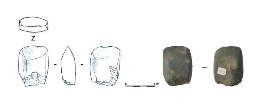 NUEVOS PULIMENTADOS EN NAVARRA Fragmento distal de hacha elaborada en ofita (nº 390), transformada en maza o mano de mortero a juzgar por las huellas que presenta.