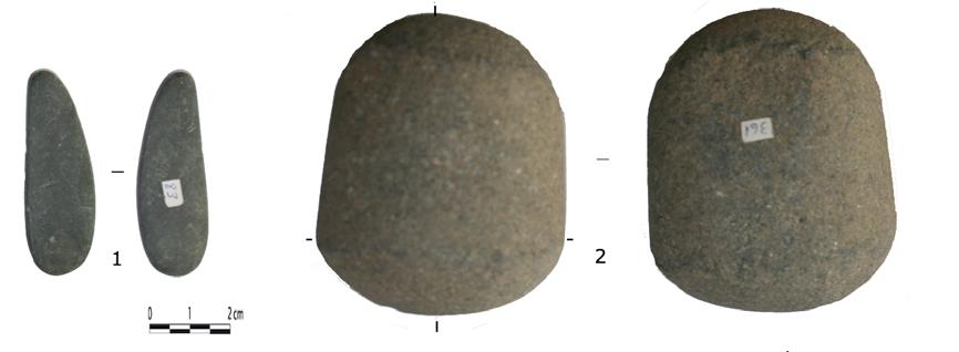 NUEVOS PULIMENTADOS EN NAVARRA Hacha pulida en roca compacta de grano fino, presenta una tonalidad rojiza, con desconchados en ambos extremos por percusión en el uso y ligeros restos de repiqueteo en