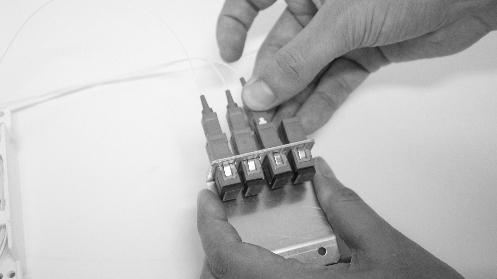 3 Encaje los adaptadores panel y acople los conectores de los splitters cuidadosamente, como muestra la imagen