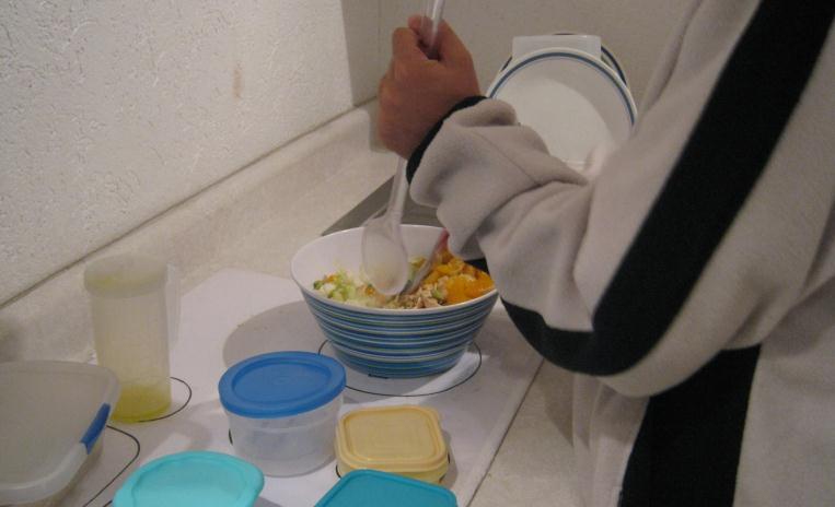 3. Que mezcle todos los ingredientes con los cubiertos. La ensalada está lista! Cada niño con autismo tiene diferentes habilidades y retos.