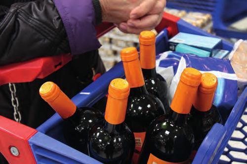 Durante el año 2012, los hogares españoles consumieron cerca de 435,3 millones de litros de vinos y espumosos y gastaron en torno a 1.026,7 millones de euros en estos productos.