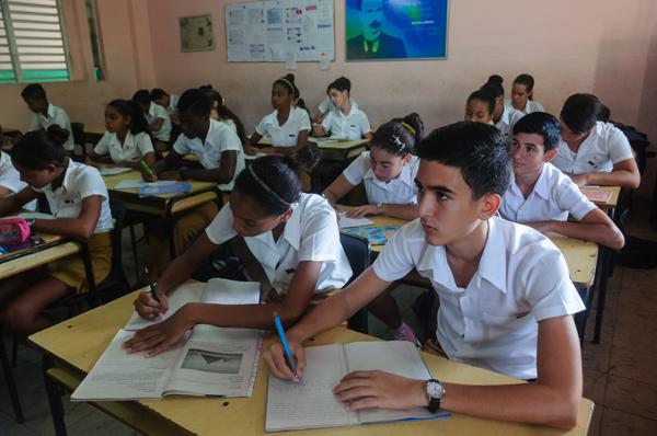 www.juventudrebelde.cu En este curso disminuye la matrícula de primaria y secundaria básica. Autor: Calixto N.