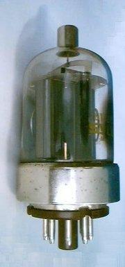 Generaciones de Computadoras Primera Generación (1945 1955): Los tubos de vacio Construidas básicamente con tubos de vacío y cableado como transmisor de datos.