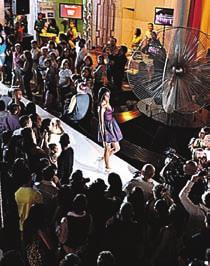 Cientos de personas asistieron MODA. modelos lucieron vestidos de noche y para novias en la pasarela de la Expoboda MÚSICA.