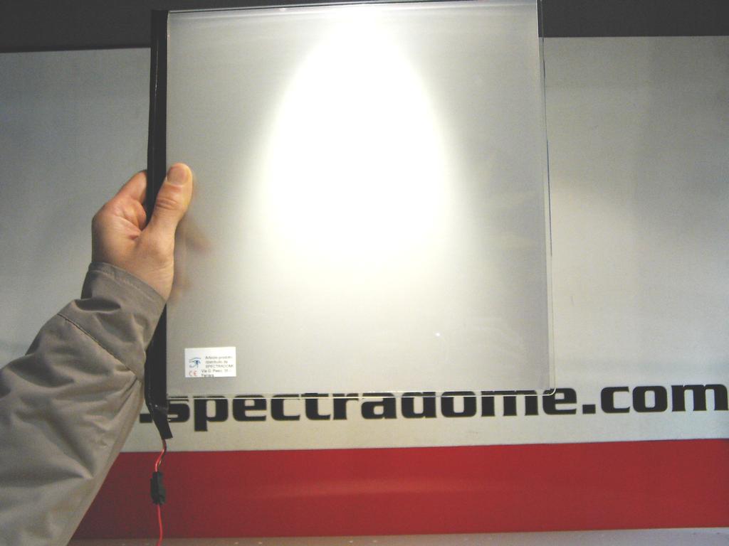 En la imagen de abajo, se puede ver un cristal LCD PRIVAGLASS encendido: cuando se enciende, el cristal LCD PRIVAGLASS es totalmente transparente y se