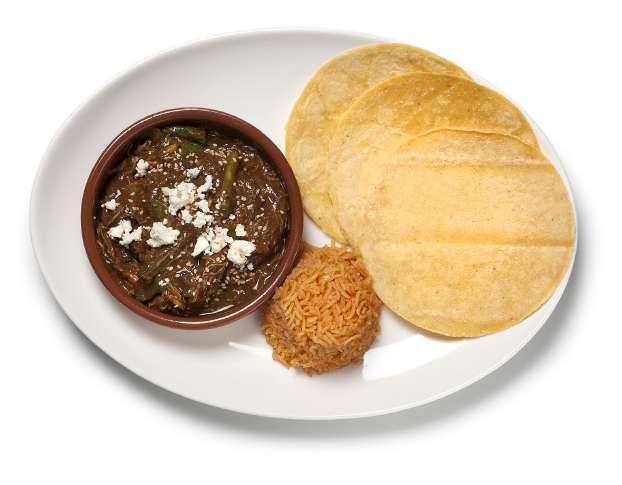 mexicana con arroz, frijoles, ensalada y guacamole.