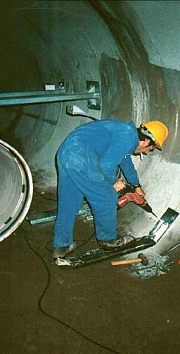 Se van instalando los apoyos y anclajes mediante simples taladros en el túnel para que cuando se llegue con cada tubo se pueda proceder al montaje.
