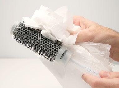 Limpiar: Con ayuda de un limpiador de cepillos como el de Termix, quitamos todos los cabellos que queden en el cepillo.