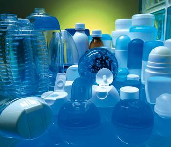 Industria Del Plástico Como resultado investigaciones sobre polímeros, se sintetizaron numerosos plásticos de uso diario, como