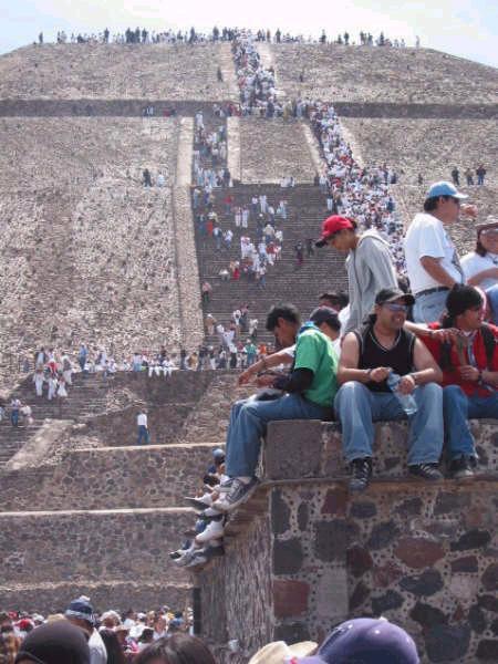 Figura 4. Visitantes en Teotihuacan. Foto Alejandro Sarabia. En el marco de cuestiones metodológicas y teóricas Teotihuacan carece de obras de carácter general.
