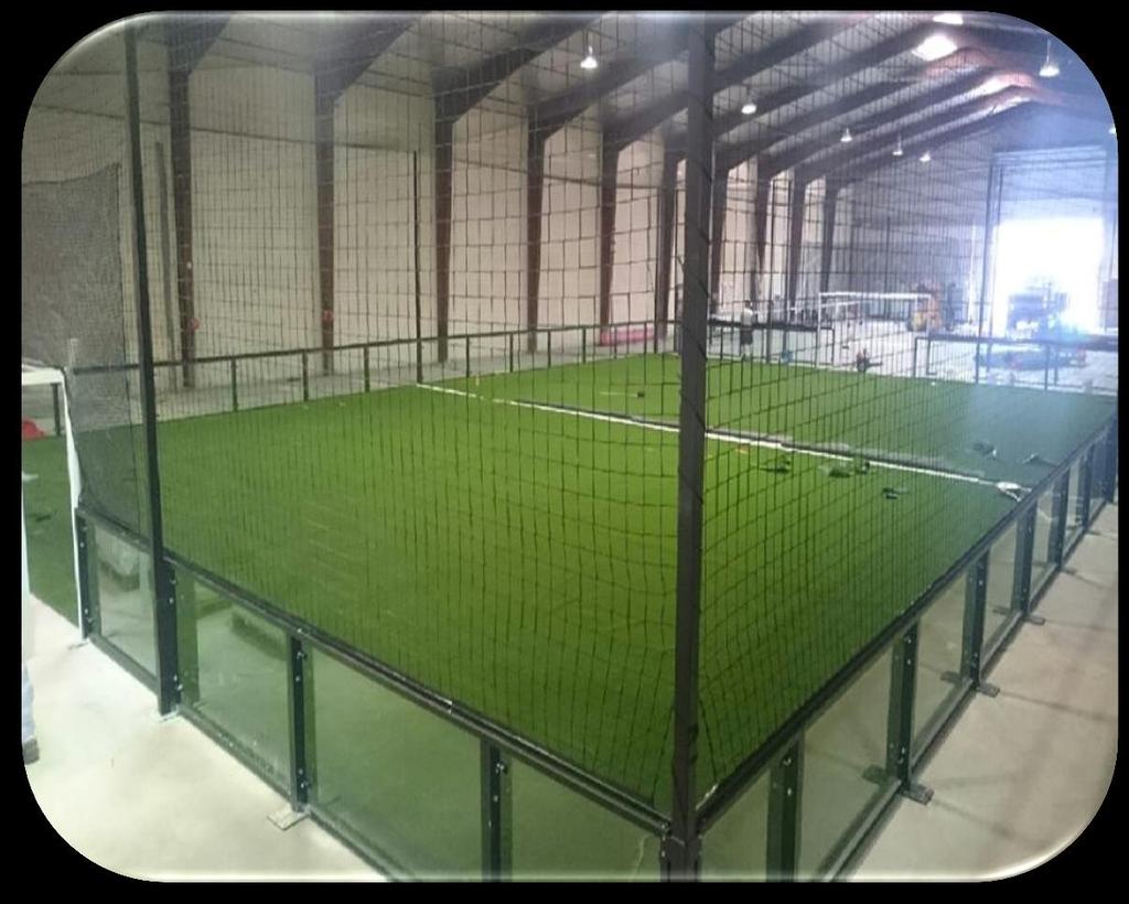 El fútbol 3X3 es un deporte de ocio derivado del fútbol 5 indoor en el que juegan 3 contra 3 en un terreno cerrado valiéndose de los cristales, paneles o vallas.