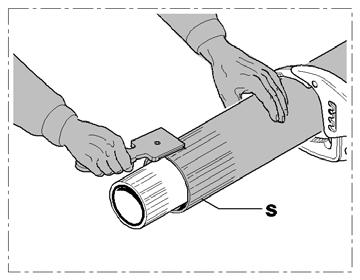 8 Rascar el tubo secundario de la longitud que corresponde a S utilizando el rascador universal tangencial (RAT0) o el rascador manual (RAM1).