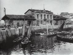 La rula de Gijón, edificio de la antigua aduana, ca. 1910 J. Thomas Interior de la lonja del Pósito de Pescadores ubicada en la explanada del antepuerto.