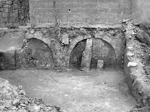 En Sant Antoni, nº 6 se halló un pozo ciego de 0,90 m de diámetro, al que vertían dos canales excavados en la base geológica.