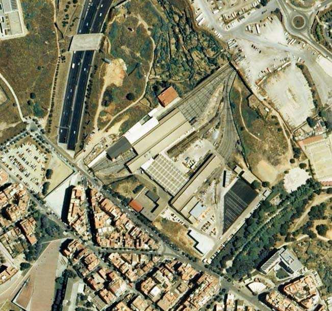 viviendas y la vía, se encuentran las vías de ADIF de las líneas de Vilafranca del Penedès y Vilanova i la Geltrú; y al lado izquierdo, diferentes instalaciones de mantenimiento de FMB con una