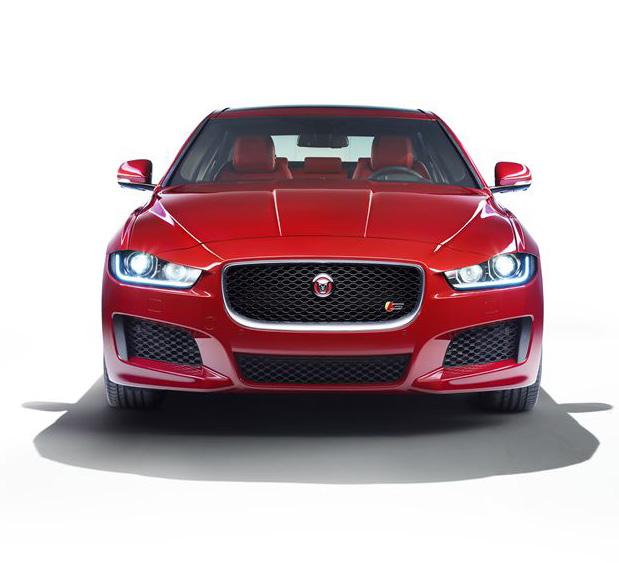 FRONTAL Hay algunos rasgos de diseño destacados de Jaguar, tales como el abombamiento del capó, lo que crea una línea familiar.