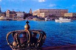 La capital de Suecia está asentada sobre 14 islas unidas entre sí por hermosos puentes y es conocida mundíalmente como «La Reina de las Aguas».