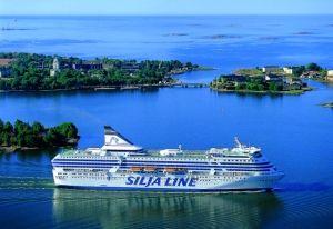 A las 15:30 hrs traslado al puerto y embarque en crucero Tallink Silja Line, que cuenta con 3 restaurantes, club nocturno, discoteca y tiendas libres de impuestos.
