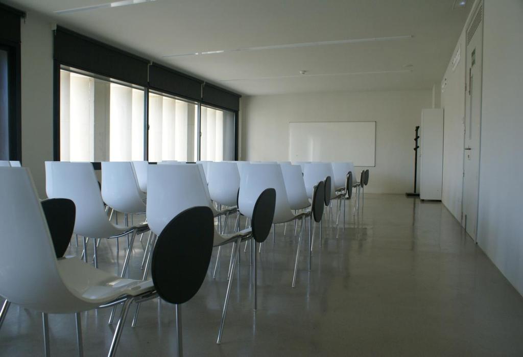 desk Además dispone de: 2 Salas de reuniones: Capacidad: