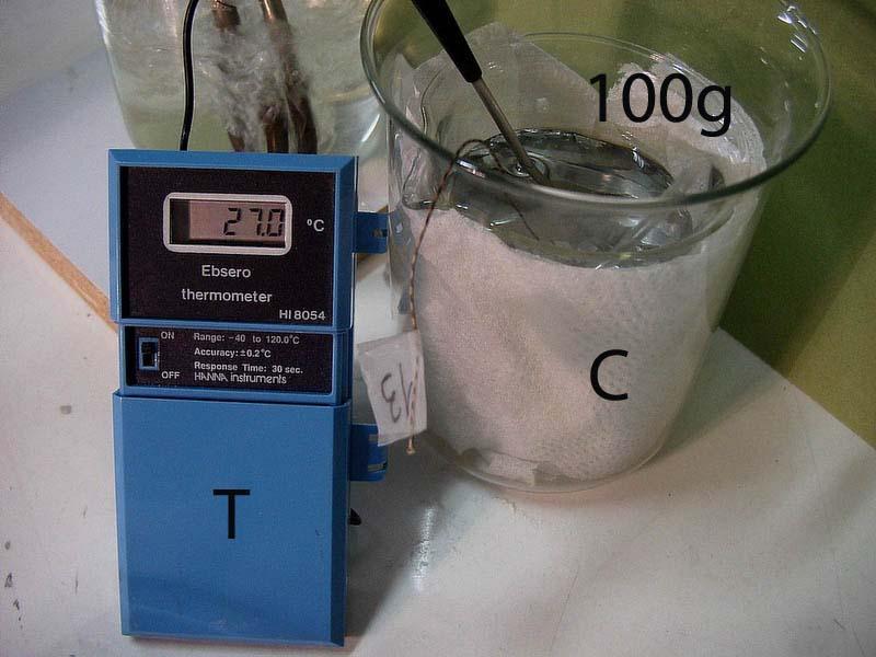 agua a la temperatura indicada en T.