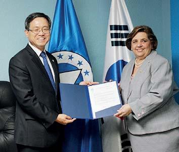 Presidenta del PARLACEN y Junta Directiva reciben al Embajador de Corea El Excelentísimo Señor Embajador de la República de Corea en Guatemala, Woonho Lee, visitó el PARLACEN el martes 17 de enero