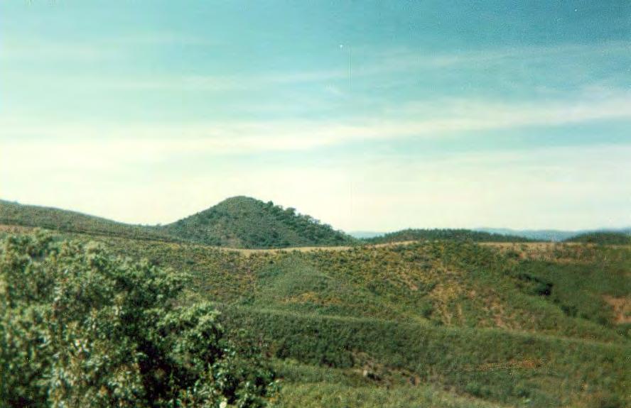 Fig. 7. Vista al fondo del Cerro Castillejo de la Umbría. Fig.8.