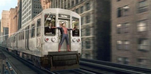 Spiderman utiliza su telaraña para salvar un tren que está fuera