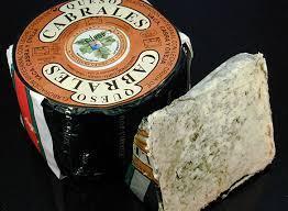 QUESO DE CABRALES Cuña de 350 g de uno de los quesos más famosos del principado de Asturias. Es un queso azul producido en el concejo de Cabrales.