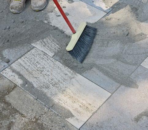 PREPARATION OF SETTING BED PREPARACIÓN DE LA CAMA DE ASIENTO For paver slabs set on a gravel bed (recommended method) Fill with torpedo sand (ASTM C33) to a depth of 2 (5cm).