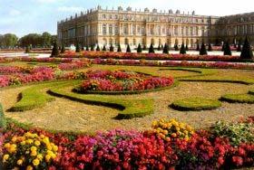 Absolutismo en Francia Luís XIV Mandó a construir el palacio de Versalles a las afuera de París Con el fin de controlar a la nobleza y mantenerla lejos de sus
