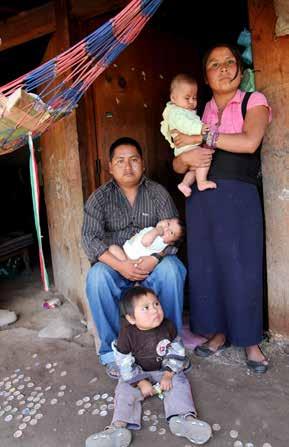 Pobreza y derechos sociales de niñas, niños y adolescentes en México, 2014 superior.
