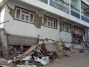 edificios dañados a raíz del sismo de Gujarat, India, 2001(Fotos de E.