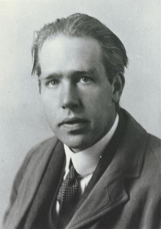Afortunadamente, Niels Bohr (1885-1962) un físico danés, sugiere un cambio al modelo muy radical. Este es el más simple y sensato de los modelos basado en el de Rutherford.