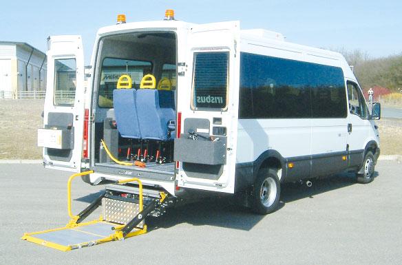 Plataforma de pasajeros en monovolumenes, mini-midi buses y ambulancias DH-CH001.