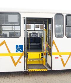 Plataforma de pasajeros para minibuses y autobuses urbanos De escalón a plataforma en solo 5 segundos DH-TV.03 300 kg La DH-TV 300 Kg.