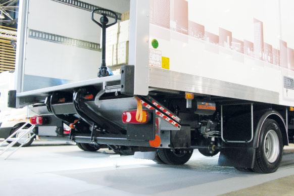 Plataforma replegable para camiones, remolques y semi-remolques DH-RC.20 1000-2000 kg Plataforma replegable de capacidad media En posición de descanso, la DH-RC.