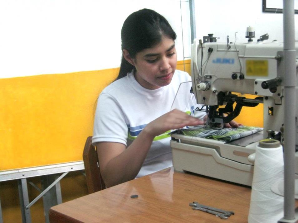 Centro de Capacitación Barrio Antioquia Su objetivo es dotar a los jóvenes de habilidades humanas y técnicas en el manejo de las máquinas de confección y