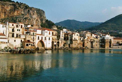 Empezaremos por Monreale con sus interesantes monumentos. Seguiremos hacia el este en busca de lugares como la bella Cefalú y Messina.