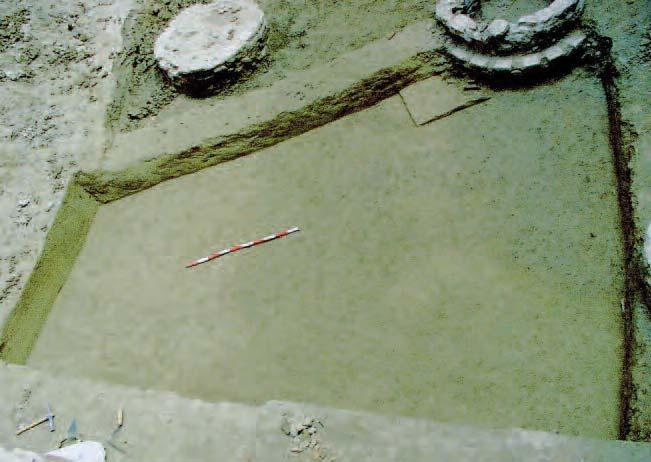 El tercio Centro El tercio centro fue excavado a continuación del tercio Sur. En él la destrucción por las correas de cimentación era similar a la acaecida en el tercio Sur.