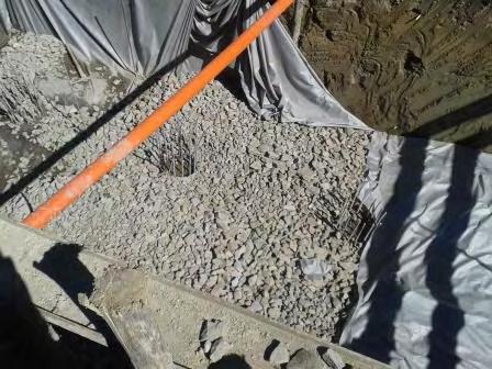 a la primera capa de geotextil se formó una cimentación con piedra filtro y se cubre con la segunda capa la cual se nivela para iniciar con el armado del acero de la losa de cimentación.