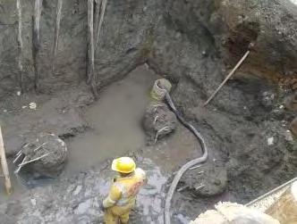 Debido a que el nivel freático dentro de la excavación principal se encontraba a 4 metros de profundidad y las excavaciones en ocasiones superaban los 5 metros era necesario extraer el agua
