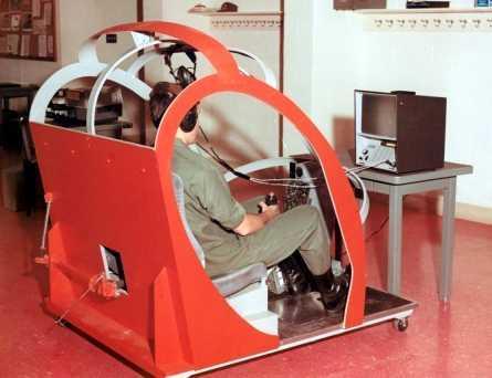 De los entrenadores a los simuladores de aviación Simulador de helicóptero Hughes TH-55A En 1971 el Ejército de EE.UU. utilizó uno muy rudimentario para un Hughes TH-55A Osage en Fort Wolters.